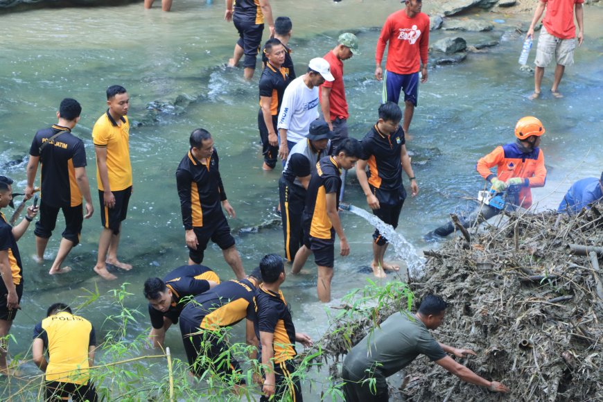 Gerakan Indonesia ASRI, Polres Ngawi Bersihkan Sungai di Jembatan Purba